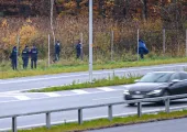 Służy pracują na miejscu znalezienia ciała. Przyjechał już karawan