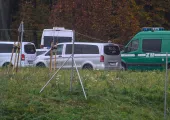 Służy pracują na miejscu znalezienia ciała. Przyjechał już karawan