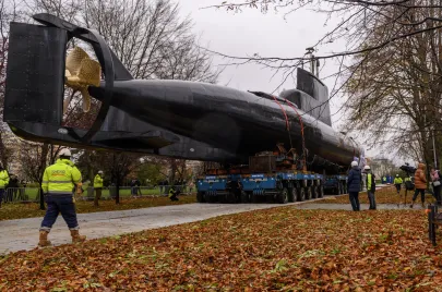 ORP Sokół w drodze do Muzeum Morskiego w Gdyni