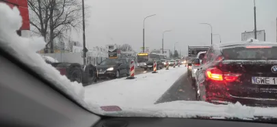 Ul. Hutnicza w Gdyni stoi
