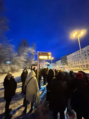 Tłumy ludzi na przystanku przy Władysława IV