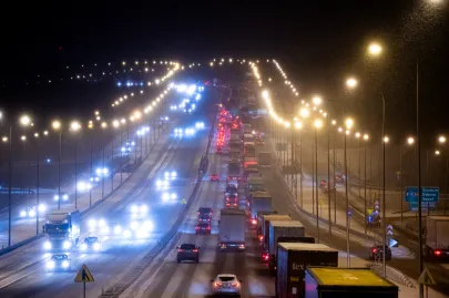Korki na obwodnicy na wysokości Kokoszek w stronę Gdyni spowodowane opadami śniegu