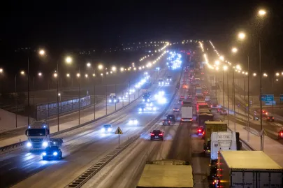 Korki na obwodnicy na wysokości Kokoszek w stronę Gdyni spowodowane opadami śniegu