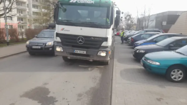 "Korek smrodu i hałasu"