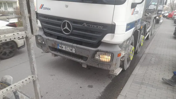 "Korek smrodu i hałasu"