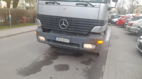"Korek smrodu i hałasu"
