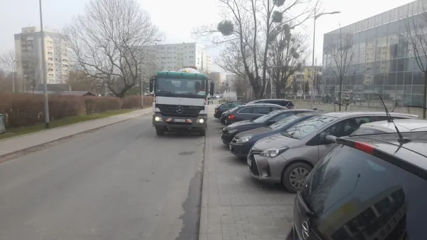 "Korek smrodu i hałasu"