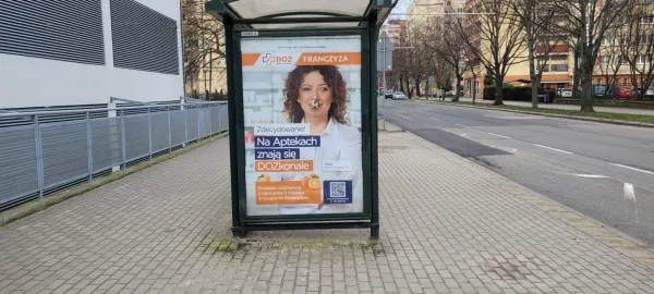 Obklejony przystanek w Gdyni