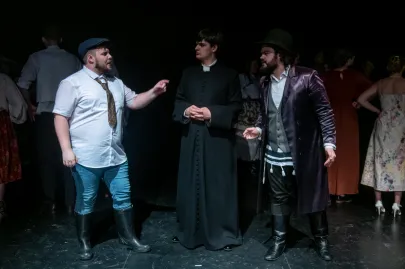 Wesele - spektakl Teatru OFF Junior na scenie Kameralnej Teatru Muzycznego w Gdyni