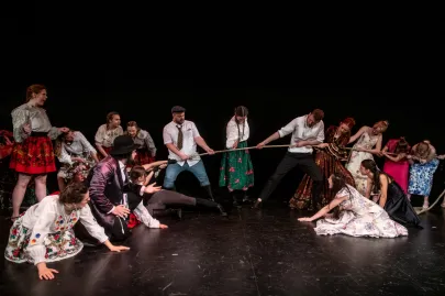Wesele - spektakl Teatru OFF Junior na scenie Kameralnej Teatru Muzycznego w Gdyni