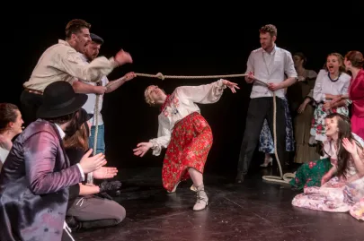 Wesele - spektakl Teatru OFF Junior na scenie Kameralnej Teatru Muzycznego w Gdyni