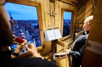 Koncert carillonu i trąbek w Złotej Bramie