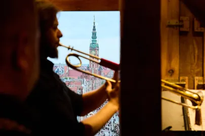 Koncert carillonu i trąbek w Złotej Bramie