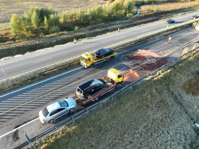 Karambol - slużby usuwają auta
