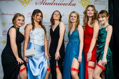 Studniówka III Liceum Ogólnokształcącego w Gdyni w budynku szkoły