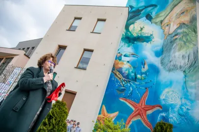 Oficjalne odsłonięcie muralu z wizerunkiem śp. Aleksandra Doby na budynku Morskiej Szkoły Podstawowej w Gdańsku