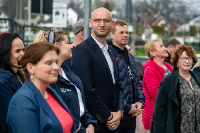 Oficjalne odsłonięcie muralu z wizerunkiem śp. Aleksandra Doby na budynku Morskiej Szkoły Podstawowej w Gdańsku