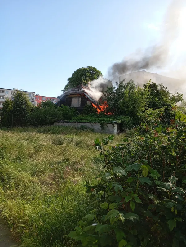 Pożar domku drewnianego Stogi