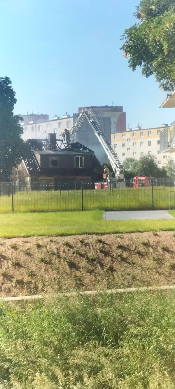Dogaszanie pożaru budynku na Stogach