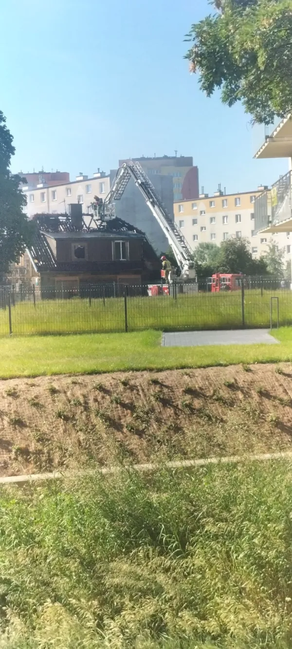 Dogaszanie pożaru budynku na Stogach