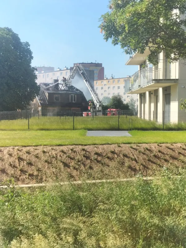Dogaszanie pożaru budynku na Stogach