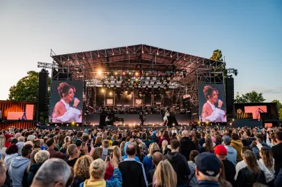 Wolność jest kobietą: Doda, Kasia Lins