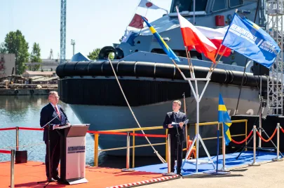 Wodowanie okrętu im. Jerzego Różyckiego w stoczni Remontowa Shipbuilding.