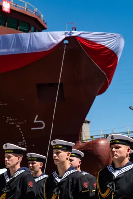 Wodowanie okrętu im. Jerzego Różyckiego w stoczni Remontowa Shipbuilding.