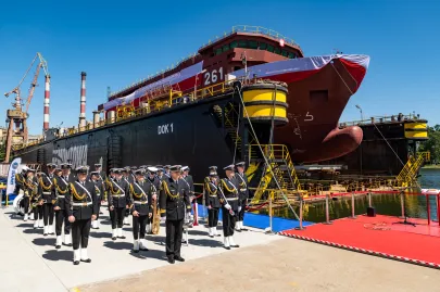Wodowanie okrętu im. Jerzego Różyckiego w stoczni Remontowa Shipbuilding.
