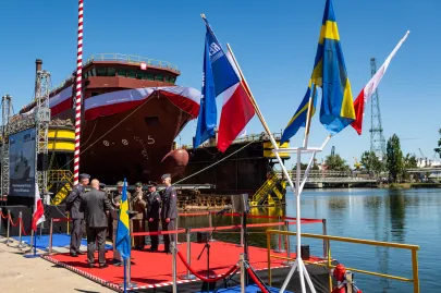 Wodowanie okrętu im. Jerzego Różyckiego w stoczni Remontowa Shipbuilding.