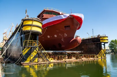 Wodowanie okrętu im. Jerzego Różyckiego w stoczni Remontowa Shipbuilding.