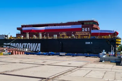 Wodowanie okrętu im. Jerzego Różyckiego w stoczni Remontowa Shipbuilding