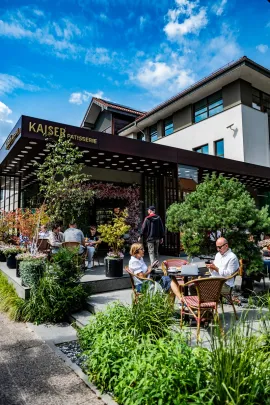 Sopockie ogródki gastronomiczne pełne kwiatów