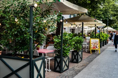 Sopockie ogródki gastronomiczne pełne kwiatów