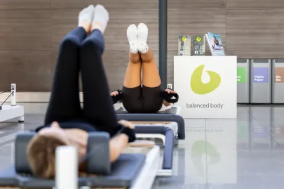 Wellbeing w podróży. Pilates na lotnisku (w Port Lotniczy)