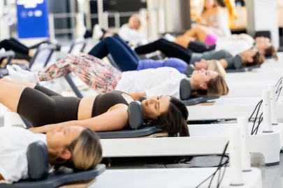 Wellbeing w podróży. Pilates na lotnisku (w Port Lotniczy)