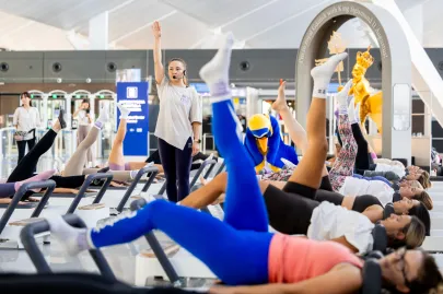 Wellbeing w podróży. Pilates na lotnisku (w Port Lotniczy)