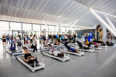 Wellbeing w podróży. Pilates na lotnisku (w Port Lotniczy)