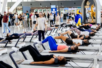 Wellbeing w podróży. Pilates na lotnisku (w Port Lotniczy)