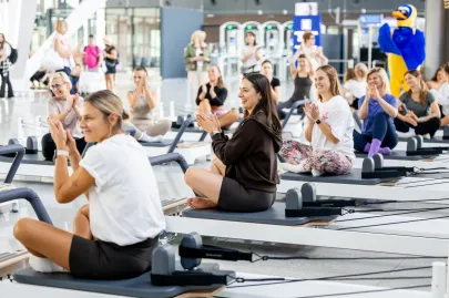 Wellbeing w podróży. Pilates na lotnisku (w Port Lotniczy)