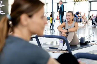 Wellbeing w podróży. Pilates na lotnisku (w Port Lotniczy)