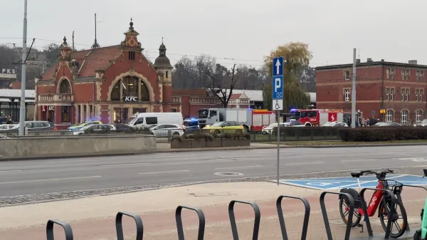 Policja i straż pożarna pod dworcem w Gdańsku