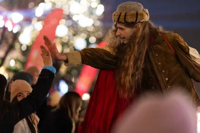 Zapalenie gdańskiej choinki i przypłynięcie Świętego Mikołaja na Długim Targu