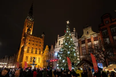 Zapalenie gdańskiej choinki i przypłynięcie Świętego Mikołaja na Długim Targu