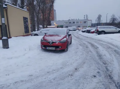 Parkuję na całej szerokości chodnika,