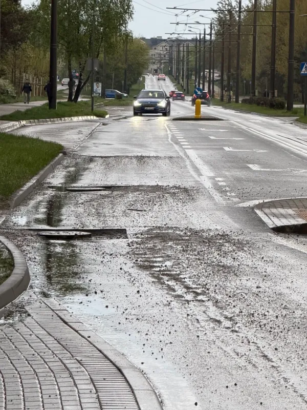 Ogromna dziura w drodze - Gdynia Rdestowa 55 - na wysokości wyjazdu z Lidla