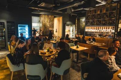 Sztuka wielu twarzy w restauracji TRUE w Gdańsku