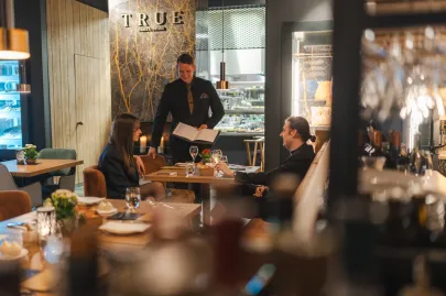 Sztuka wielu twarzy w restauracji TRUE w Gdańsku