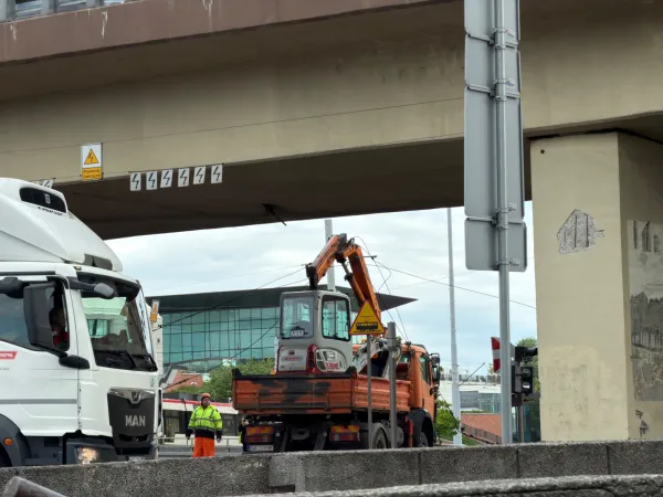 Trakcja zerwana przez ciężarówkę na Okopowej