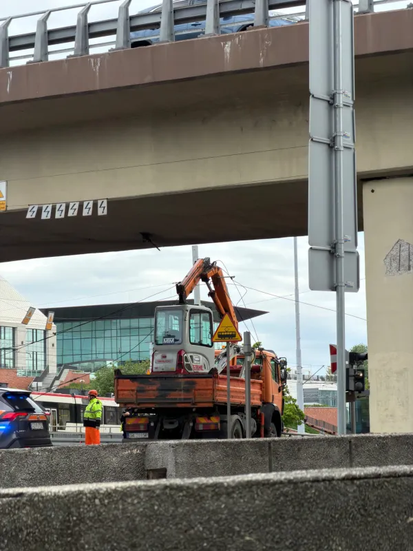 Trakcja zerwana przez ciężarówkę na Okopowej